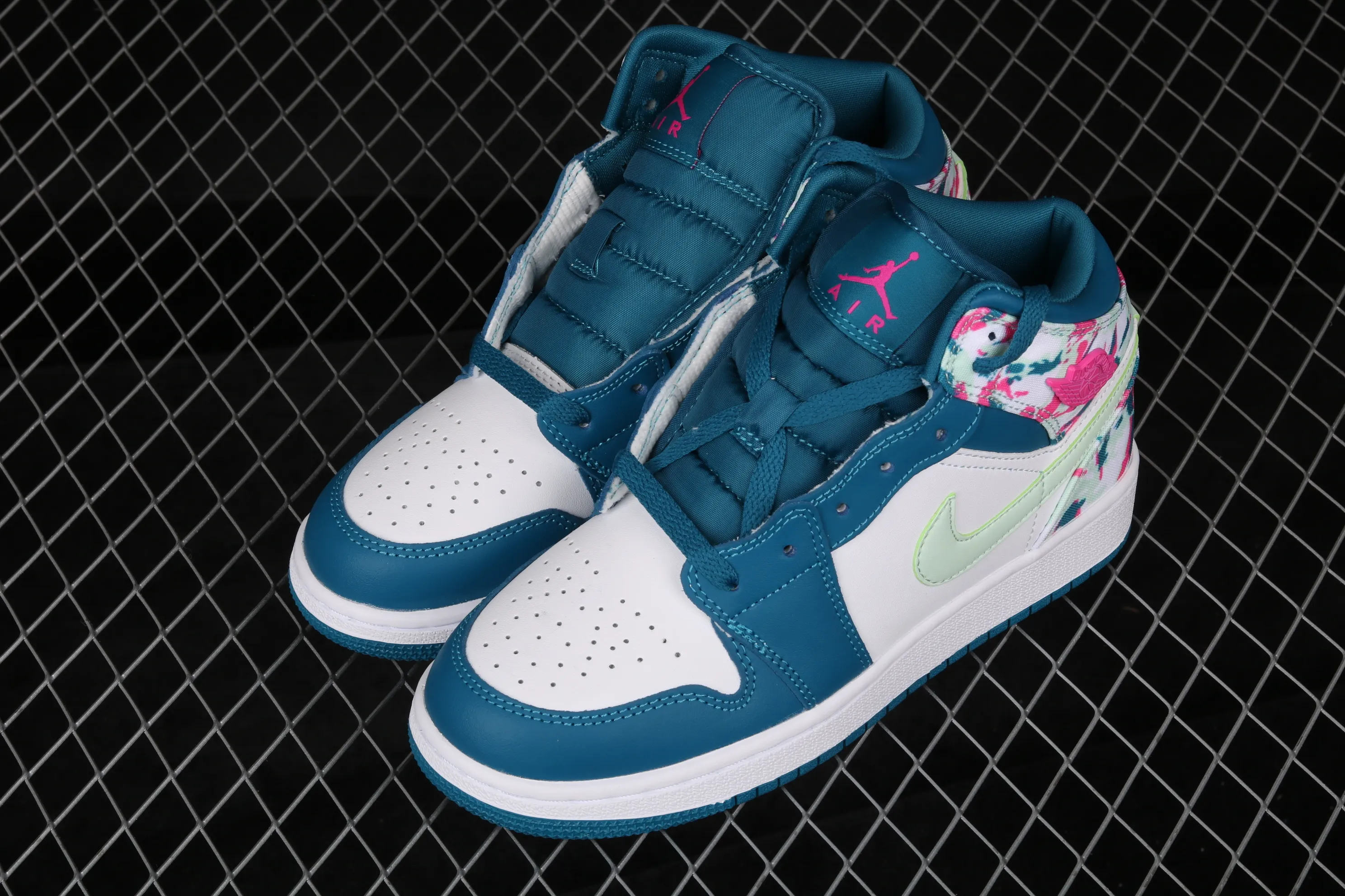 All categories Air Jordan Jordan series basketball shoes Air Jordan 1 Mid Air Jordan 1 Mid AJ1 Joe 1 mid-top cultural basketball shoes 555112-300